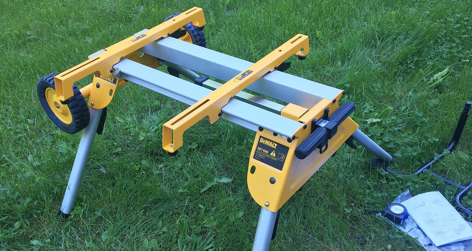 Dewaltin pöytäsahan jalusta kasattuna