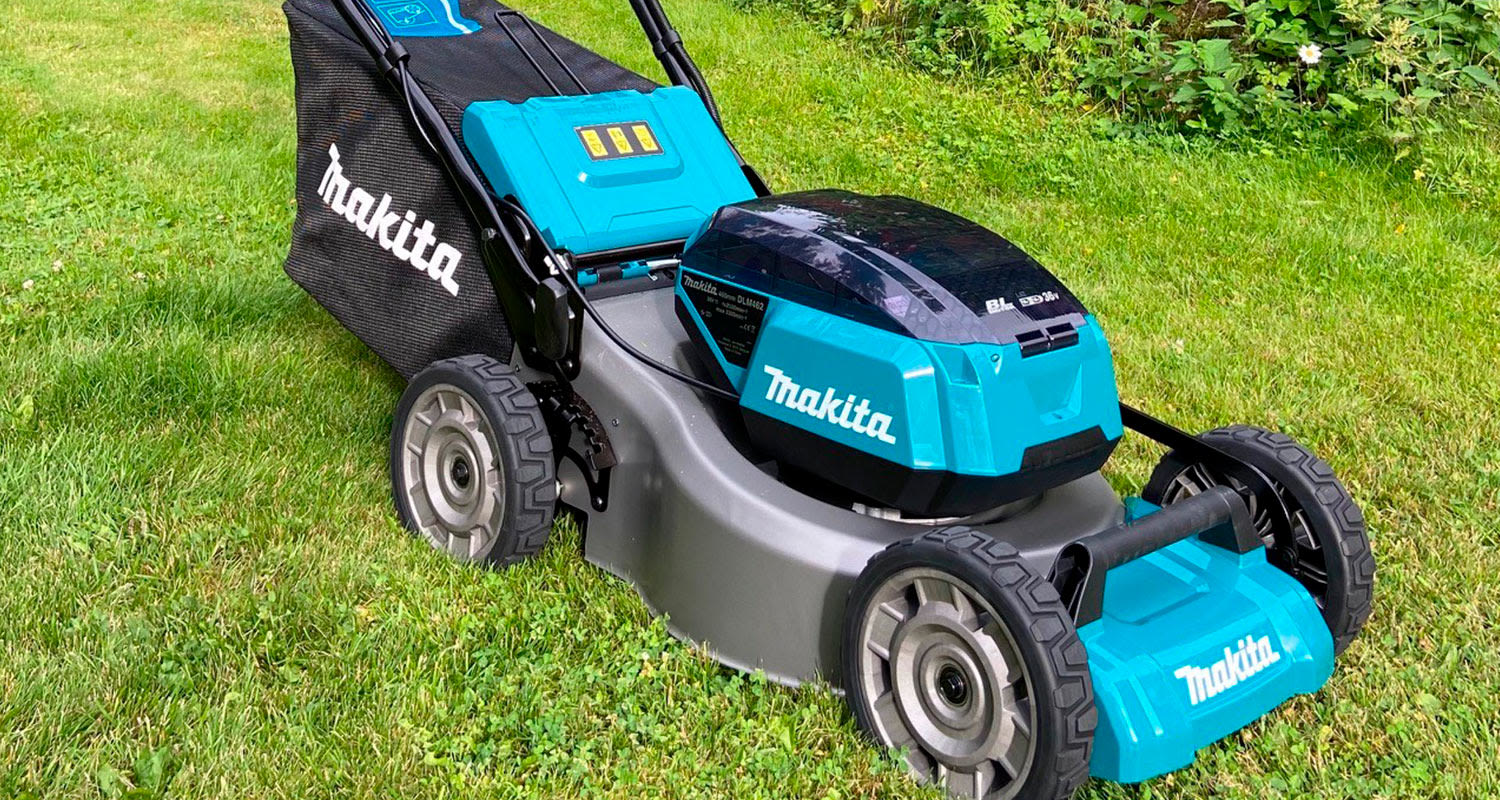 Akkuruohonleikkuri Makita DLM462Z lyhyen nurmikon leikkauksessa