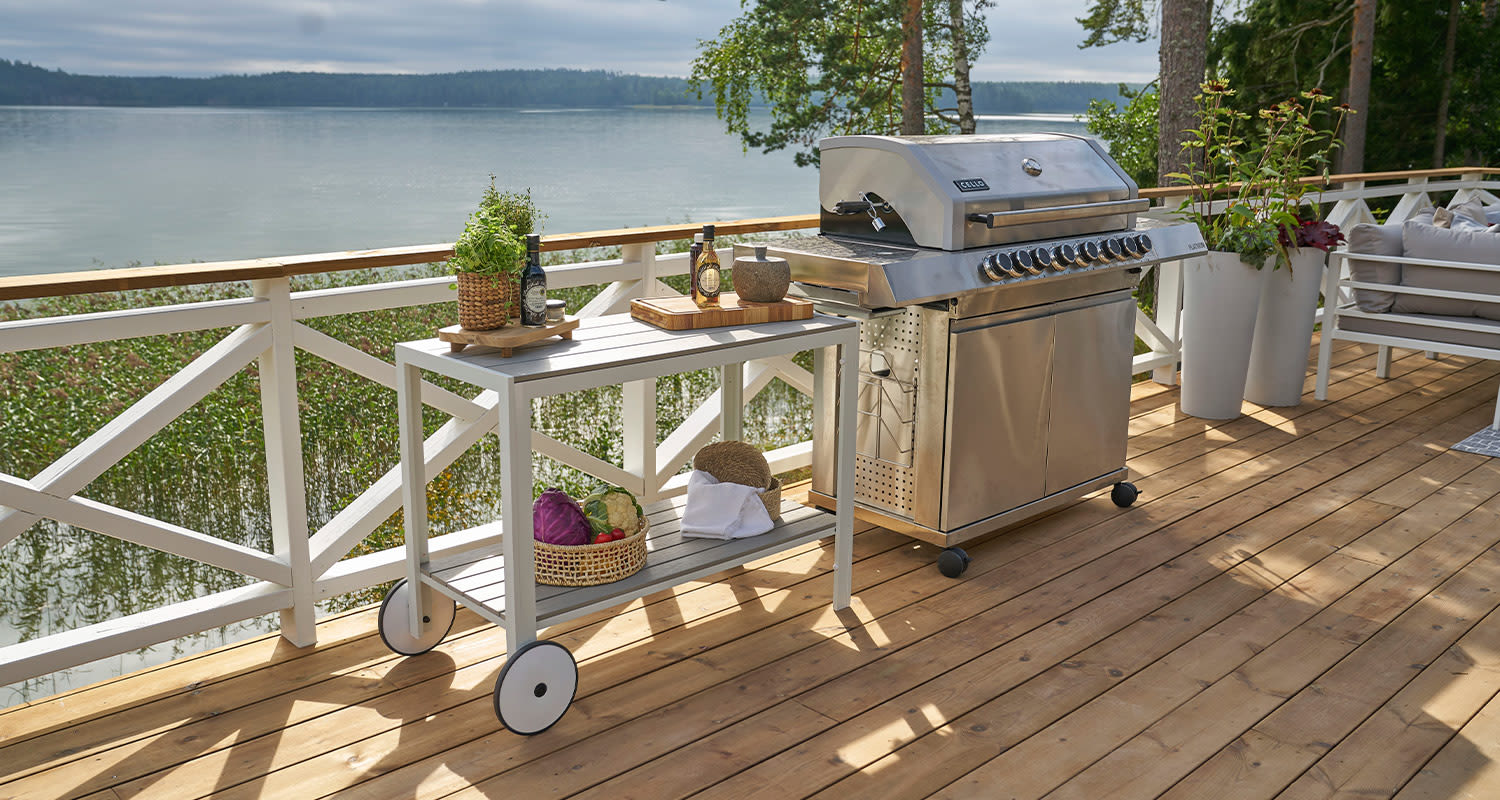 Mökkipihan terassi sisustettu K-Raudan terassikalusteilla sekä Cello-grillillä.