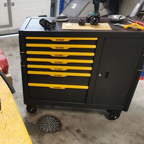 Kuvassa näkyy suuri ja tilava Ironside Tactical XL -työkaluvaunu, joka löytyy K-Raudan valikoimista.