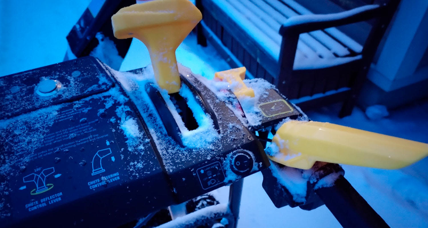 Lähikuvassa FXA-akkulumilinko DB2805A -mallin säätökahvat