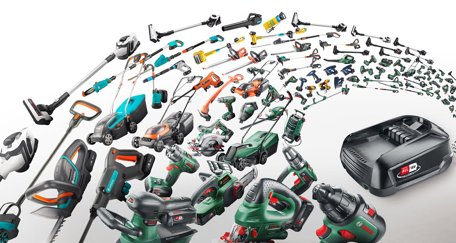 Kokoelma vihreä-oransseja Bosch-akkutyökaluja ja puutarhavälineitä valkoisella taustalla.
