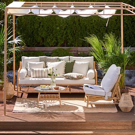 Terassi sisustettu K-Raudan Cello-terassikaluisteilla. Kuvassa sohva, pöytä, nojatuoli sekä pehmusteita. Kalusteet ovat puisen pergolan sisällä.