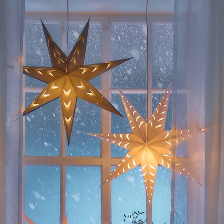 Kuvassa ikkunaan ripustettavat tähtivalot.