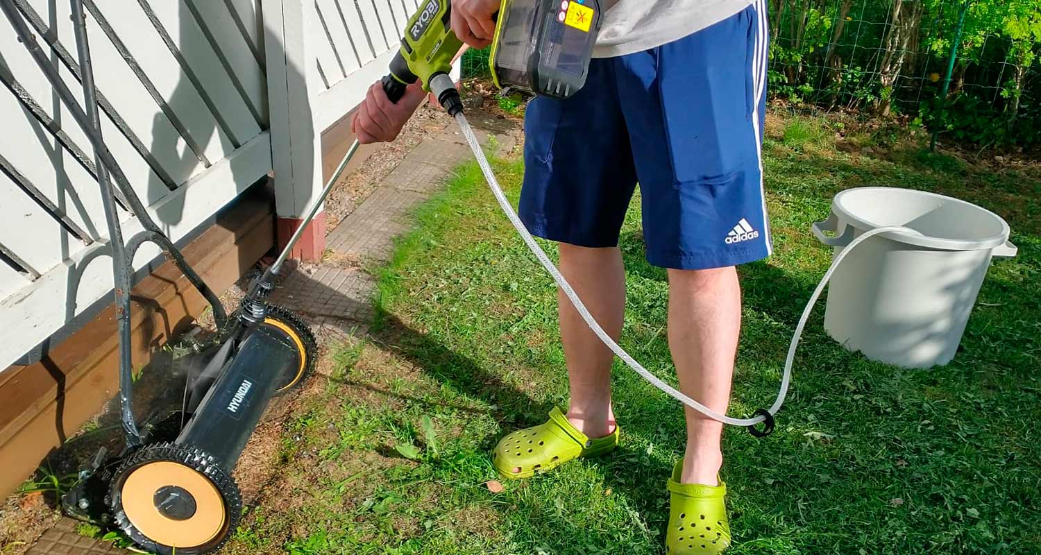 tuotetestissä kuluttajalla akkupainepesuri Ryobi RY18PWX41A-125 18V, ruohonleikkuri pesussa