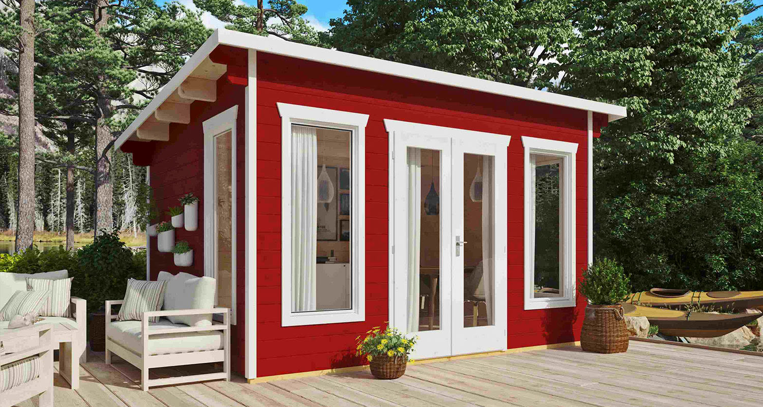 Punainen puutarhamökki valkoisilla ikkunakehyksillä, terassilla valkoiset kalusteet ja metsätausta