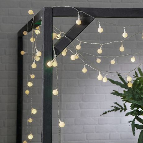 Kuvassa valosarja ripustettuna.