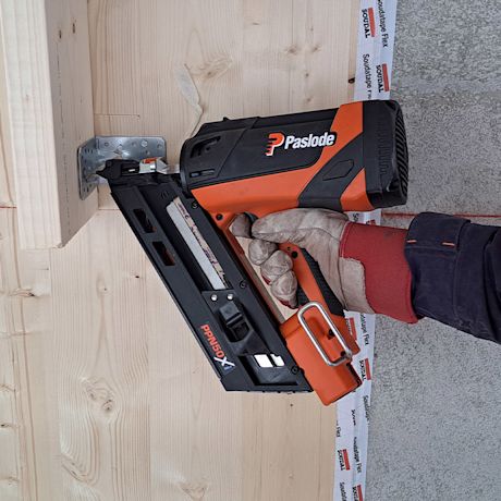 Ammattilainen testaa impulssiankkurinaulain Paslode PPN50XI työmaalla, tuotetta myy K-Rauta.