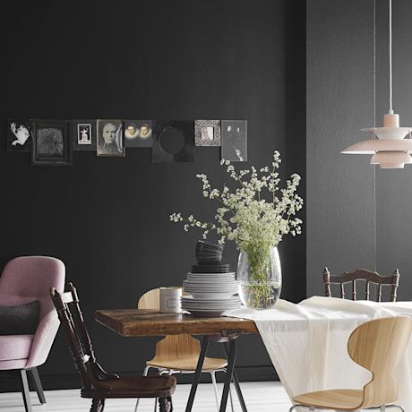 Mustaksi maalattu kodin seinä, joka on toteutettu Tikkurilan Black-seinämaalilla.