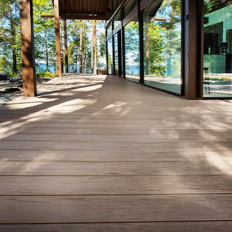 Omakotitalon terassi rakennettuna kestopuusta.