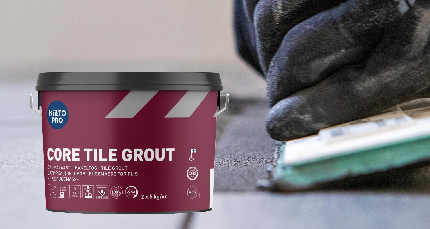 Saumalaastin levitys menossa, tuotteena Kiilto Pro Core Tile Grout -erikoissaumalaasti