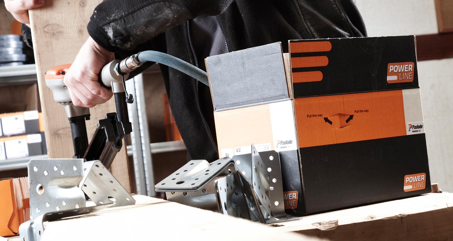 Paslode Powerline -kiinnikkeiden asennus käynnissä
