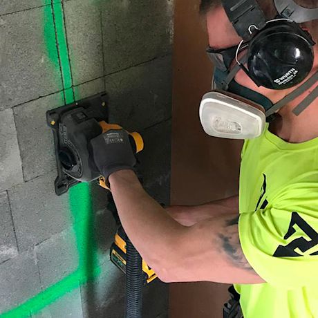 Akkuroilokone Dewalt käytössä