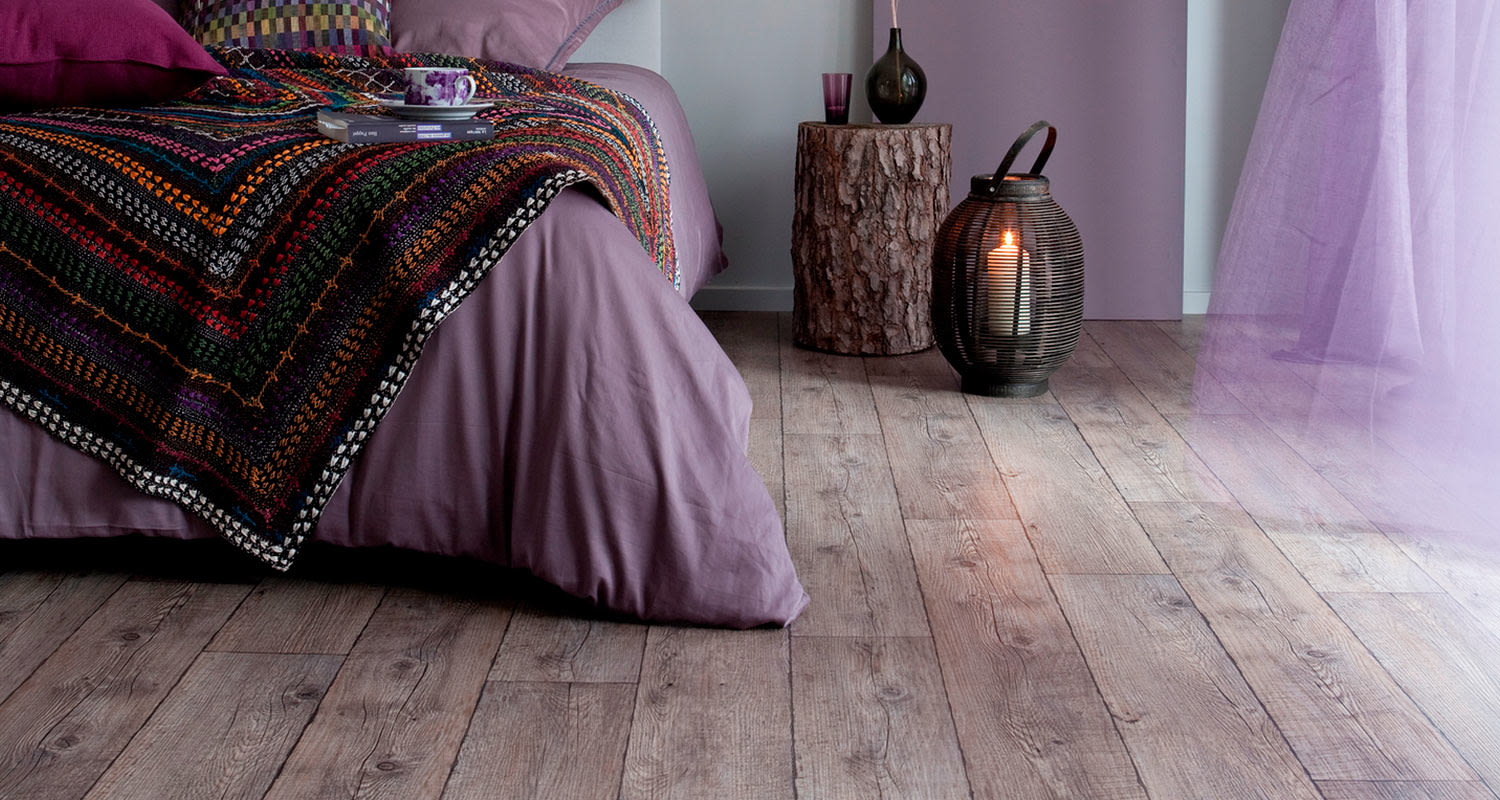 Puukuvioinen vinyylimatto eli muovimatto makuuhuoneen lattiassa