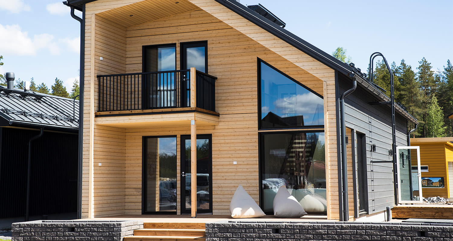 Moderni talo ja siihen sopivat ulko-ovet. Mustakarmiset ovet ovat K-Raudan valikoimasta.