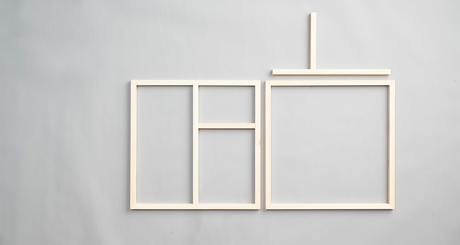 Kaksi vaaleaa puukehystä harmaalla taustalla: vasemman sisällä kolme osaa, oikeassa neliö puutangolla.