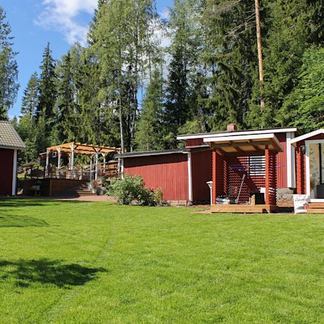 Mira Luodin remontoitu mökkipiha. Piha remontoitiin Huvila & Huussi -ohjelmassa K-Raudan avulla.