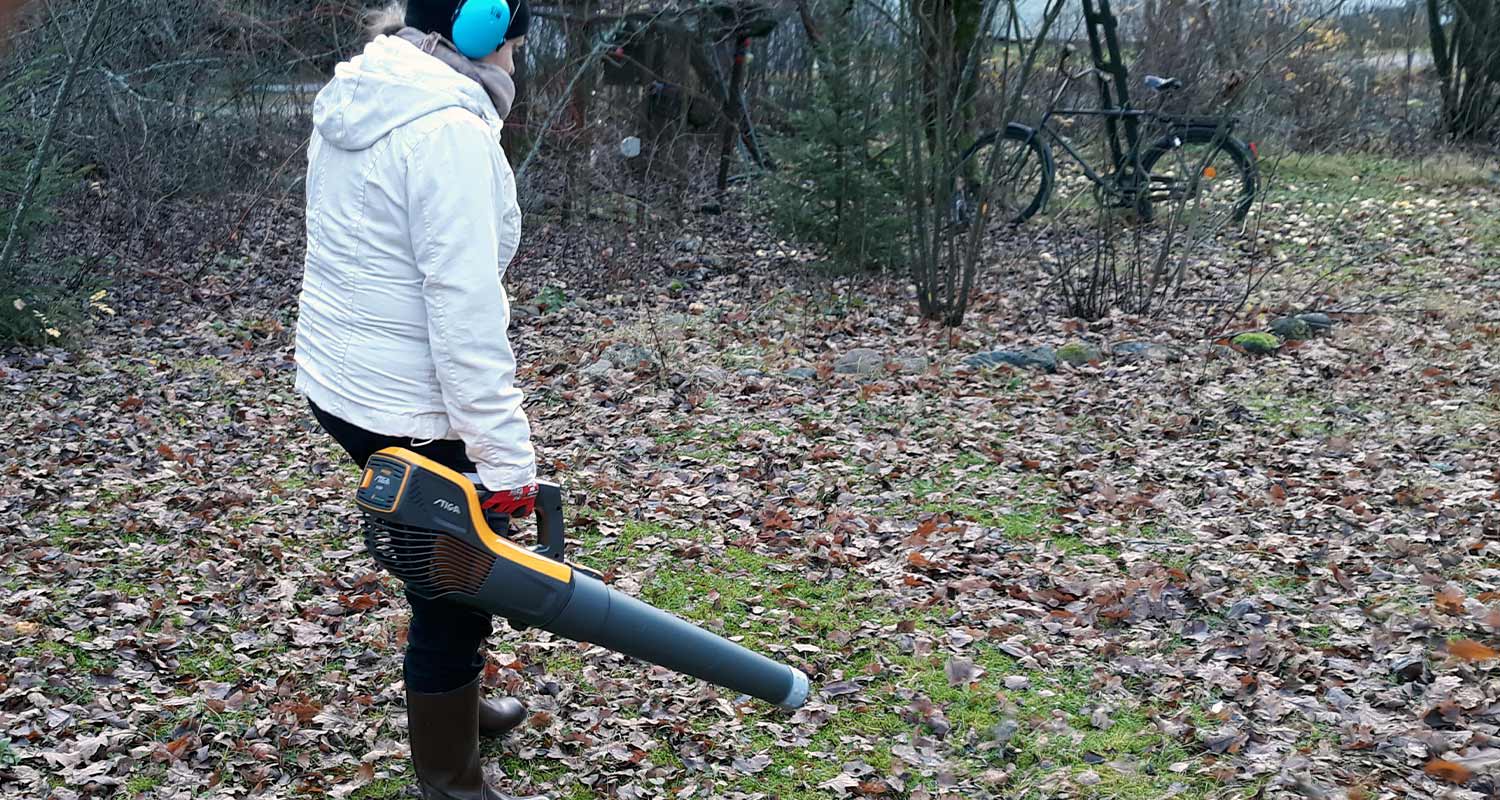 Testissä mökin pihamaalla maahan pudonneiden lehtien poistossa akkulehtipuhallin Stiga BL 500E Kit. Tuotetta myy K-Rauta.