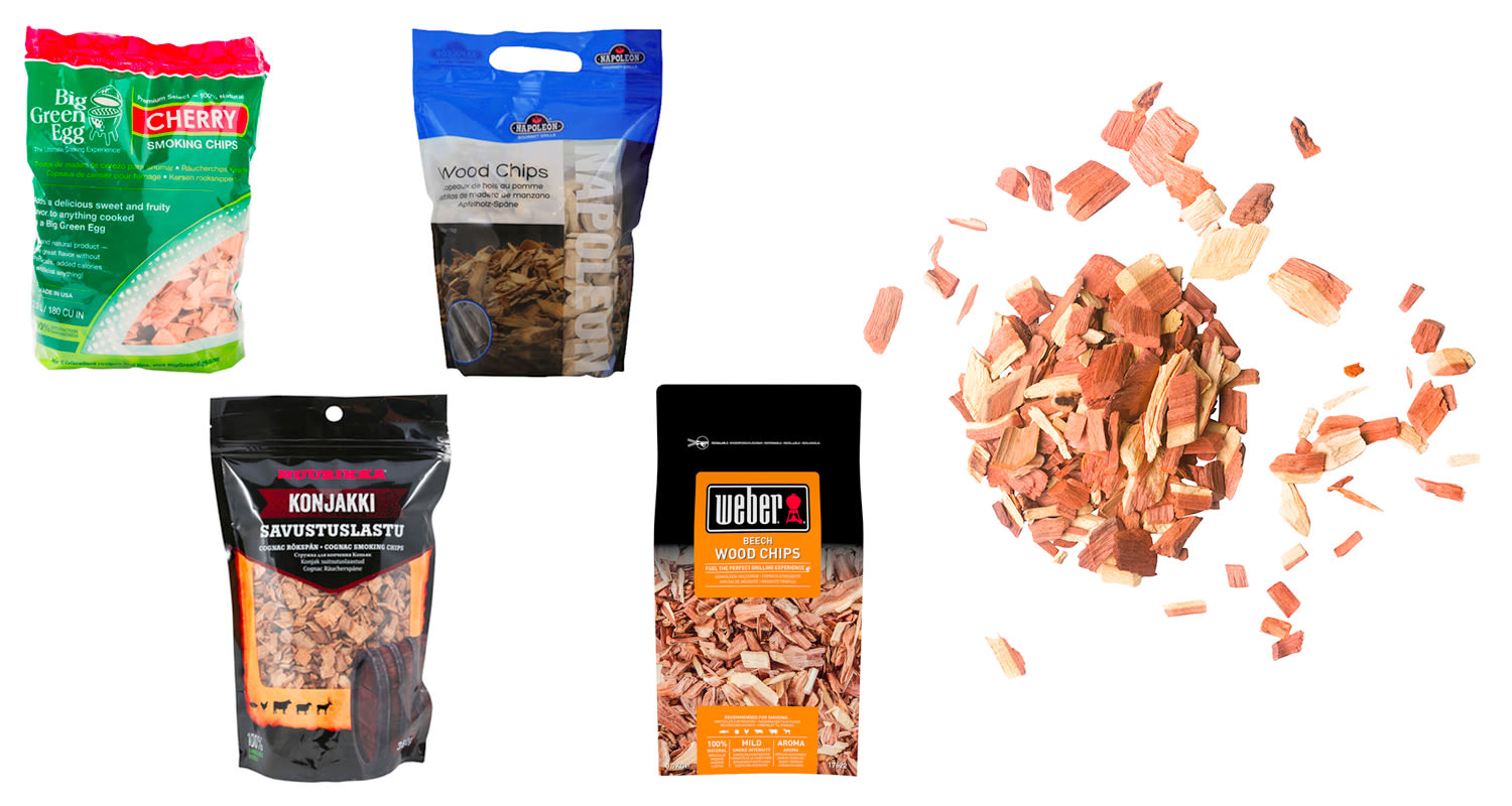 Neljä eriväristä savustuslastupussia ja sirpaleina kirsikkapuulastuja valkoisella taustalla