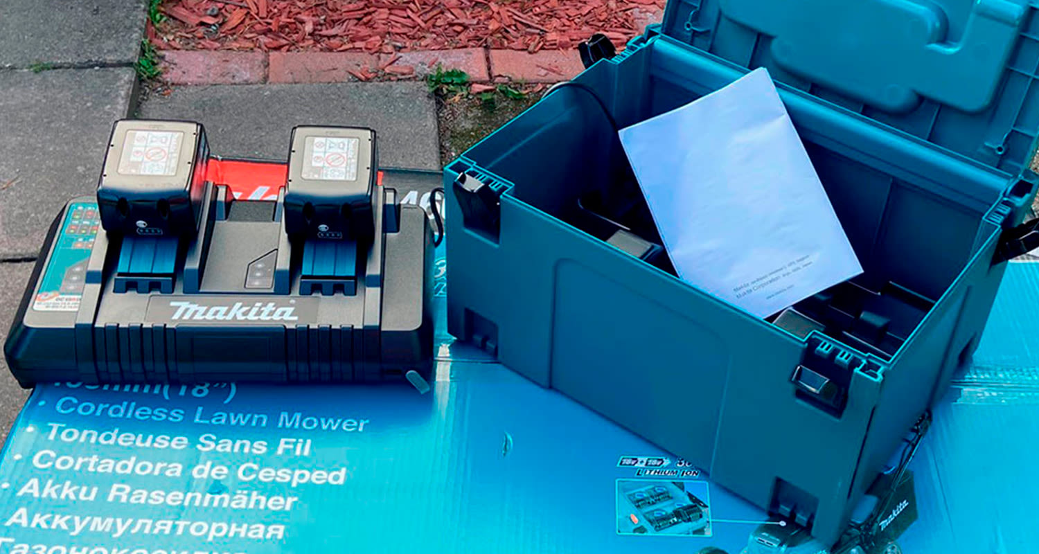 Makitan Powerpack akut ja pikalatauslaite sekä kovapintainen säilytyslaatikko akuille ja laturille.