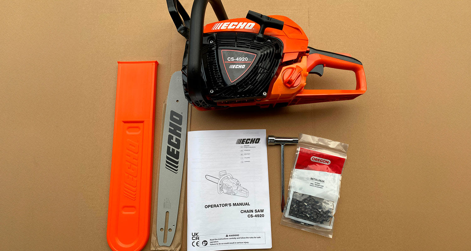 Pakkauksen sisältö, jossa moottorisaha Echo CS 4920, tuote myynnissä K-Raudassa