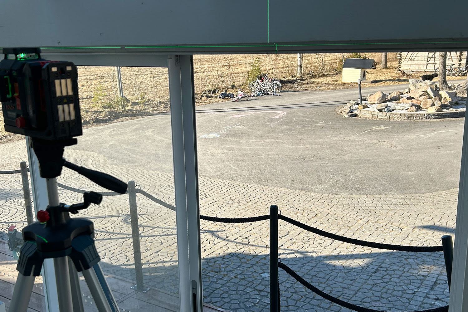 Jalustan avulla Bosch-linjalaserin voi säätää korkealle.