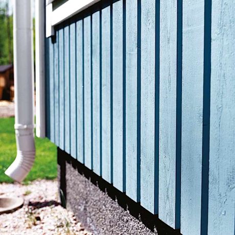 Nainen vaihtaa kukkamultia.