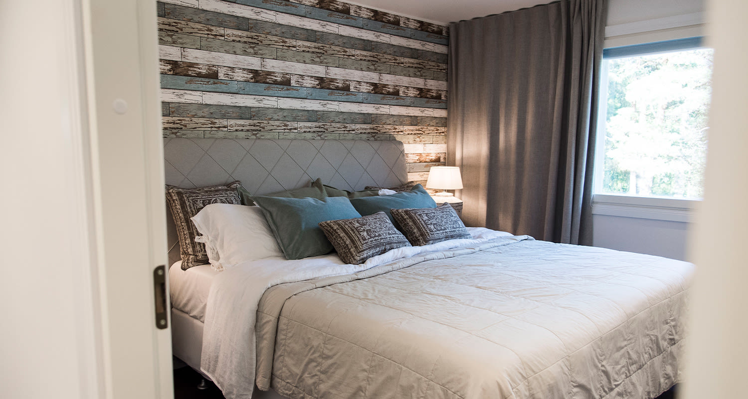 K-Rauta oli mukana remontoimassa Jere ja Jaana Lehtisen kesämökkiä Huvila & Huussi -ohjelmassa. Kuvassa uusittu iso makuuhuone.