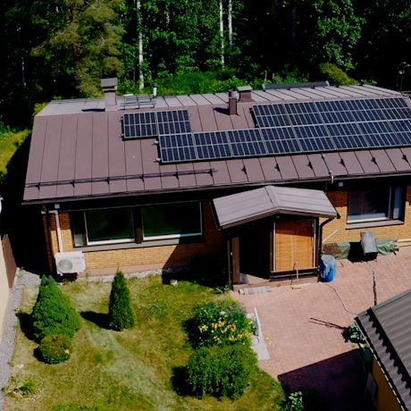 Järvenpäässä sijaitsevaan omakotitaloon tehdään energiaremontti ja samalla korjataan talon sisäilmaongelmat.