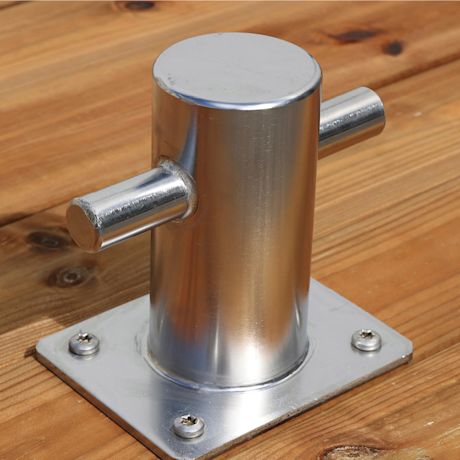 Hopeanvärinen metallinen veneköysiklossi puulaiturin puupinnoilla.