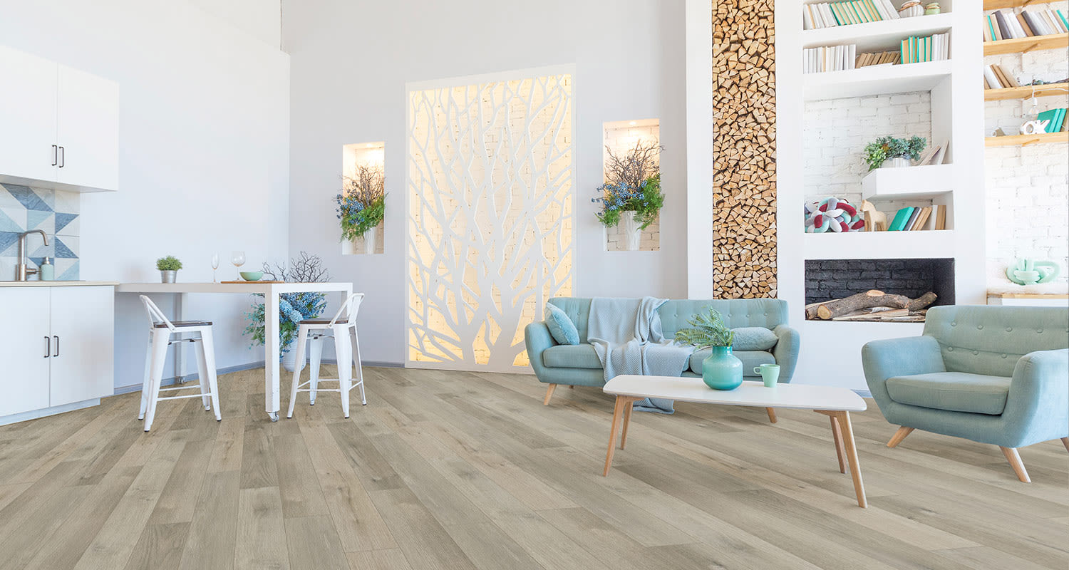 kaunis vinyylilankku vaalean ja kodikkaan olohuoneen lattiassa