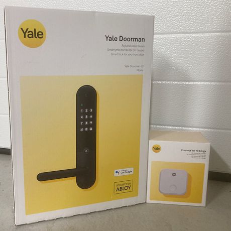 Kuluttajan testissä älylukko Yale Doorman L3 musta sekä Wifi-silta Yale Connect Wi-Fi Bridge
