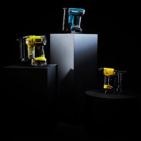 Kolme erilaista viimeistelynaulainta korokkeilla mustaa taustaa vasten.