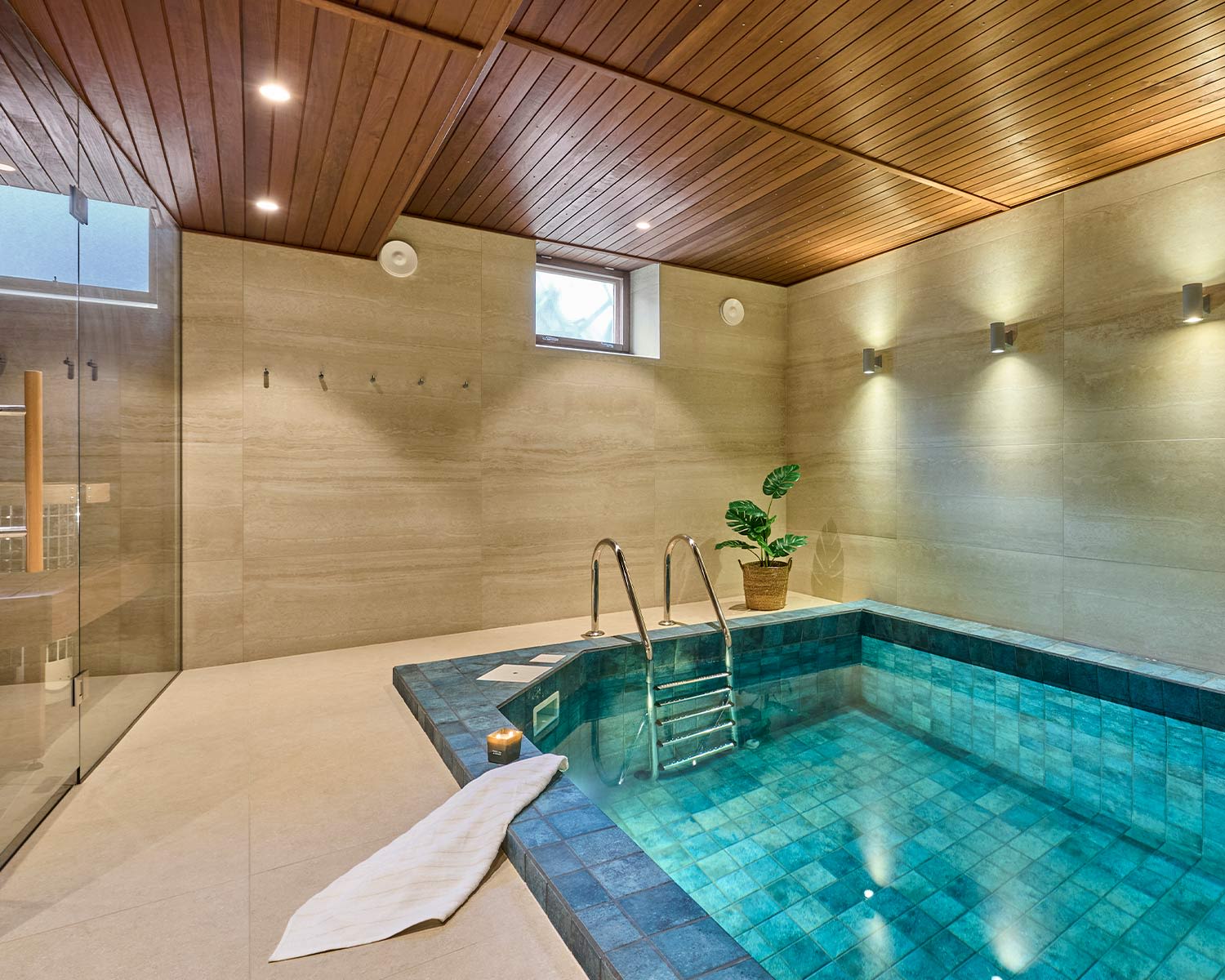 Helsinkiläisen taloyhtiön saunatilan yhteydessä sijaitseva uima-allastila henkii seesteistä kylpylätunnelmaa. Kuvan laatat K-Raudan tilausvalikoimista.