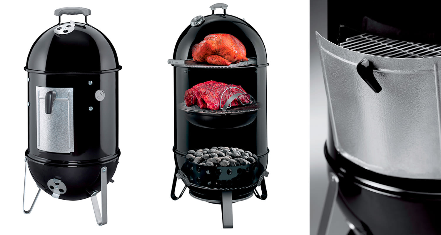 Pystysuora musta savustin kolmella tasolla: ylärillä broileri, keskellä liha, hiilet alhaalla.