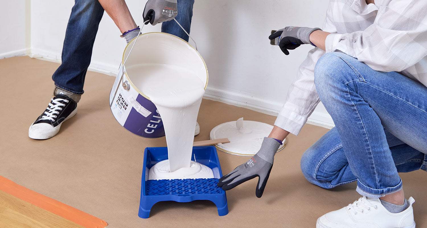 Valkoisen Cello-sisämaalin lisäys maalikaukaloon menossa