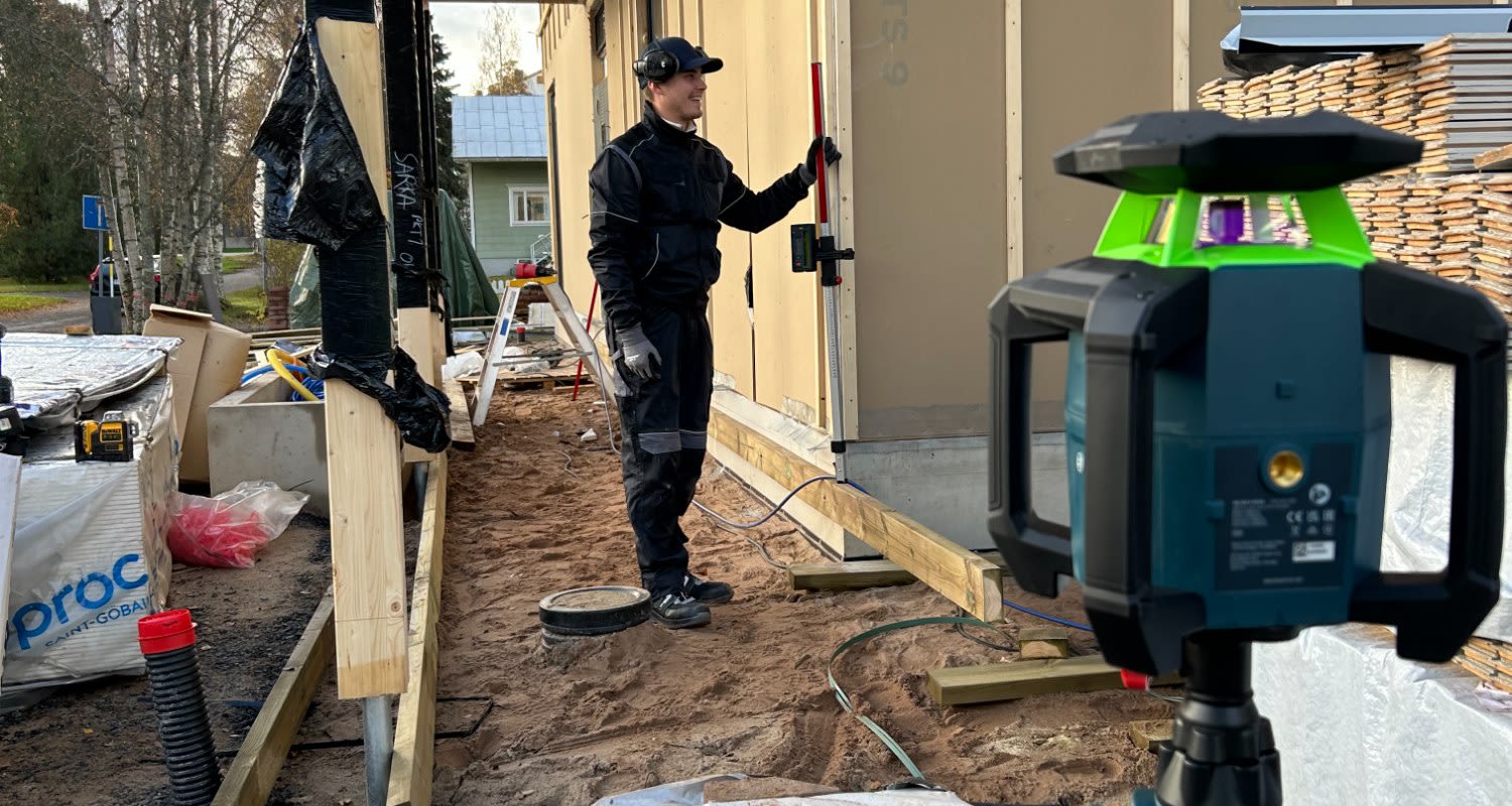 ammattilaisen-testissa-boschin-pyoriva-laser-ja-cervan-tyovaatteet krauta-artikkeli-vaaka 1500x800