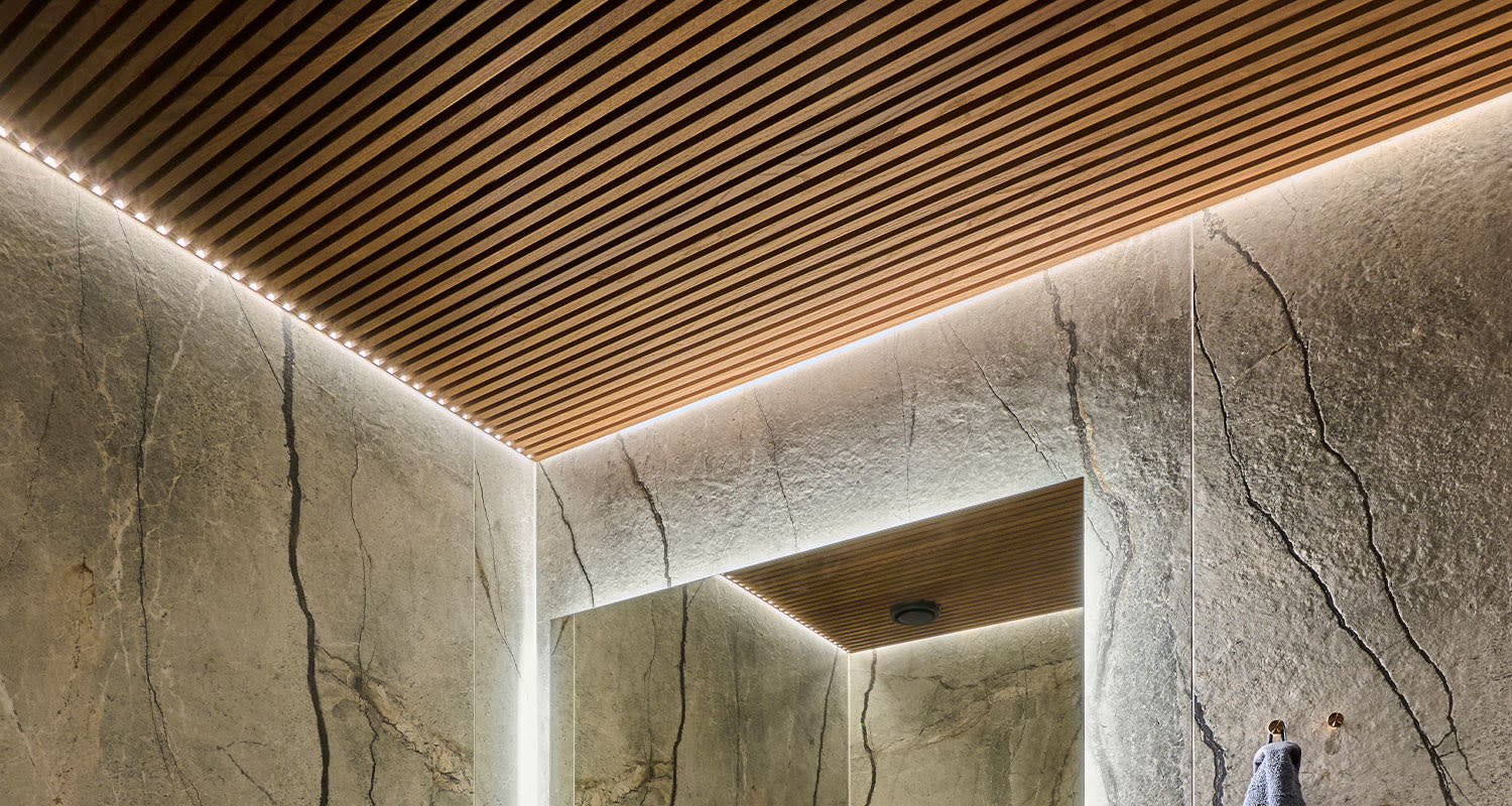 dekostudion-spa-kylpyhuone-ylellisyytta-suurlaatoista-artikkeli-vaaka-1500x800-spa-tilan-katto