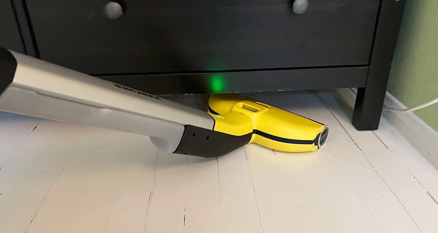 Lipaston alla olevan lattian puhdistus Kärcherin lattiapesurilla