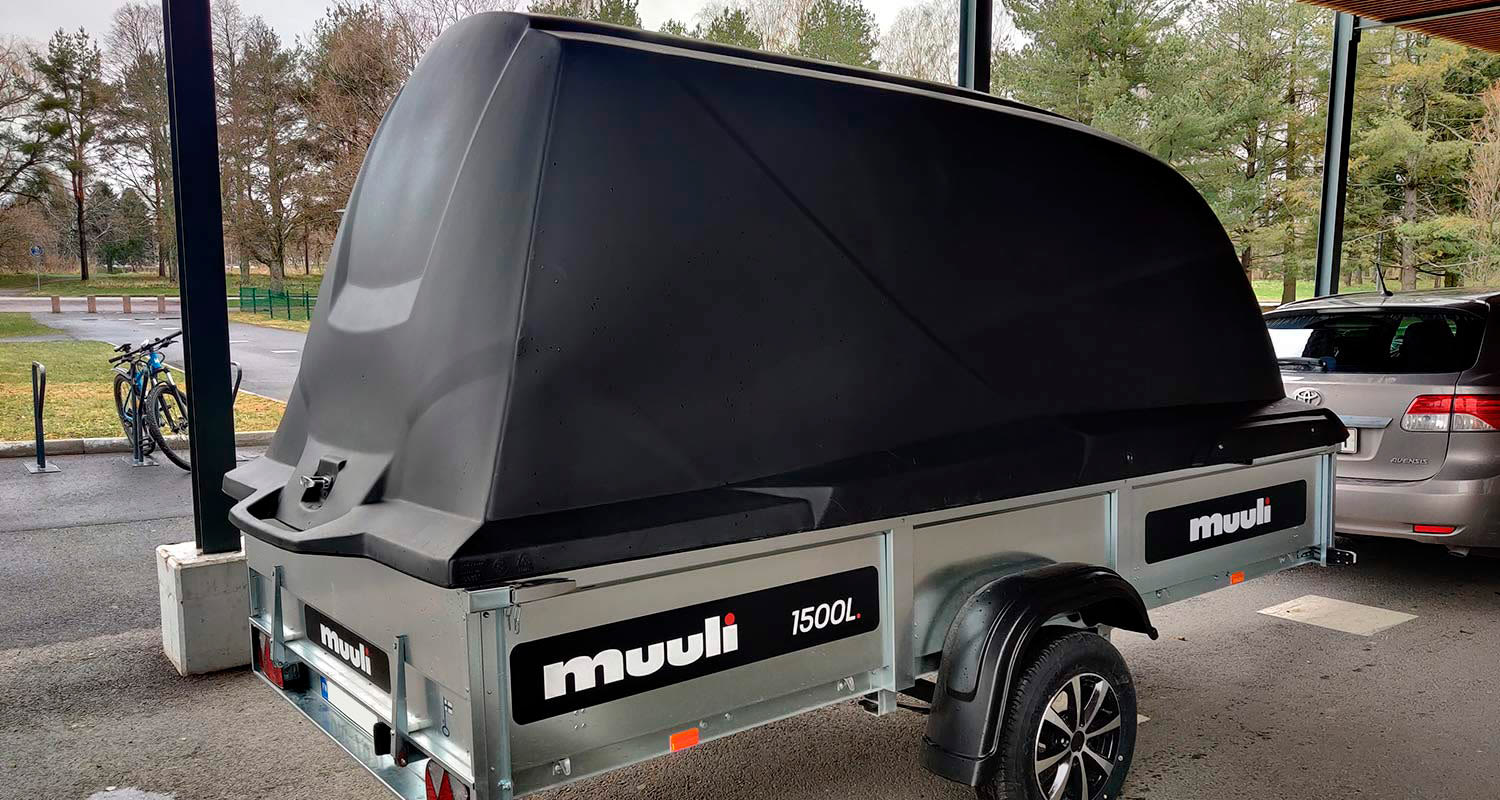 Muuli 1500 L peräkärry mustalla juncar-kuomulla ja alumiinivanteilla testissä