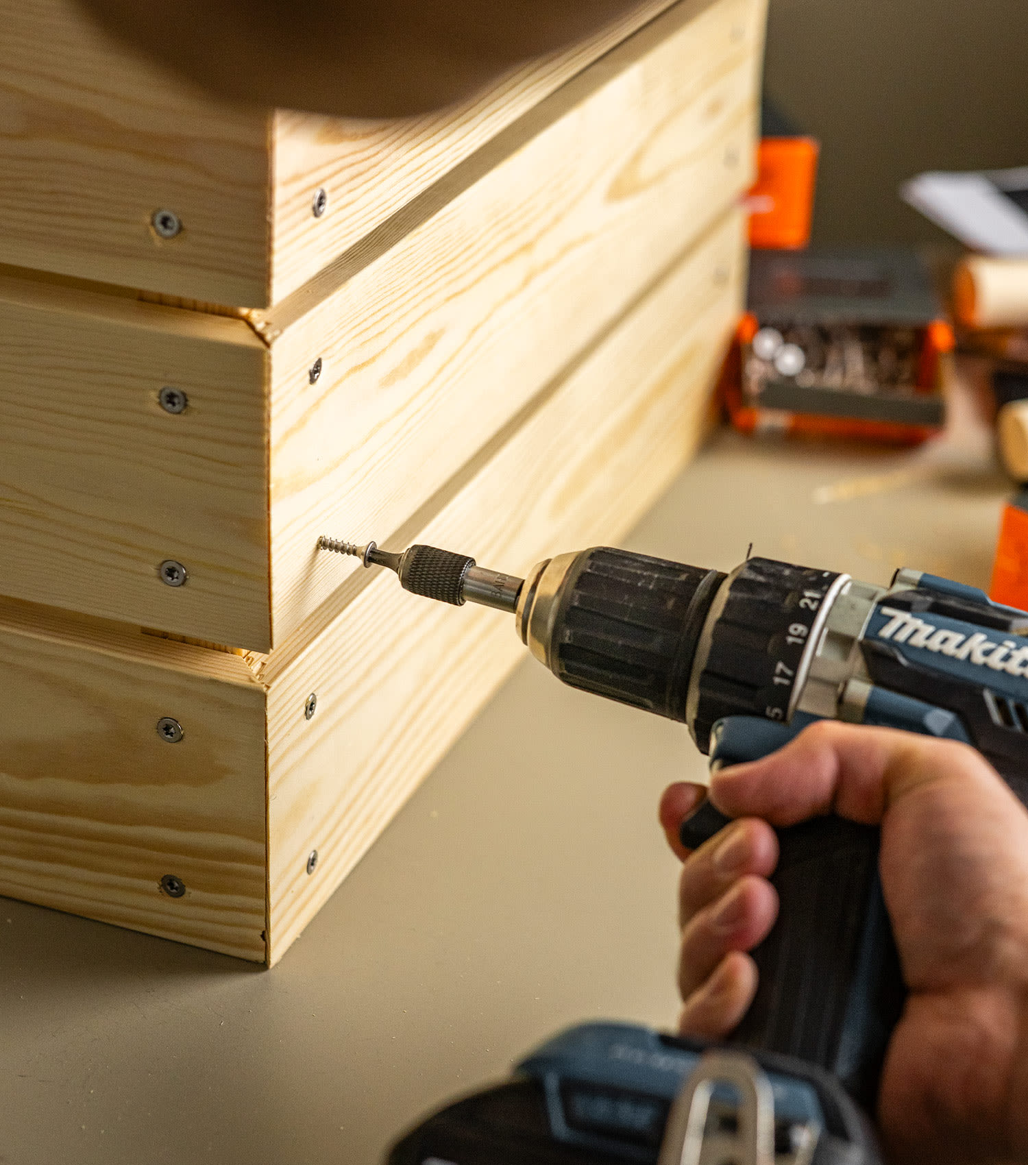 Tee itse kasvatuslaatikko parvekkeelle: Kuvassa kasvatuslaatikon osia kiinnitetään