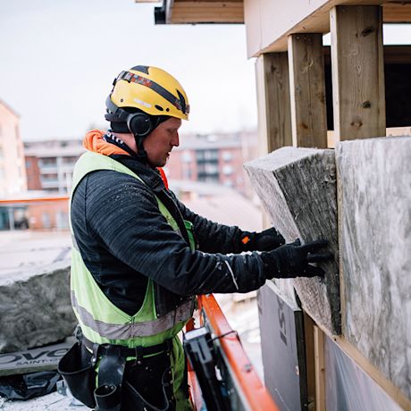 Asentaja laittaa talon rakenteisiin Isoverin eristevillalevyä