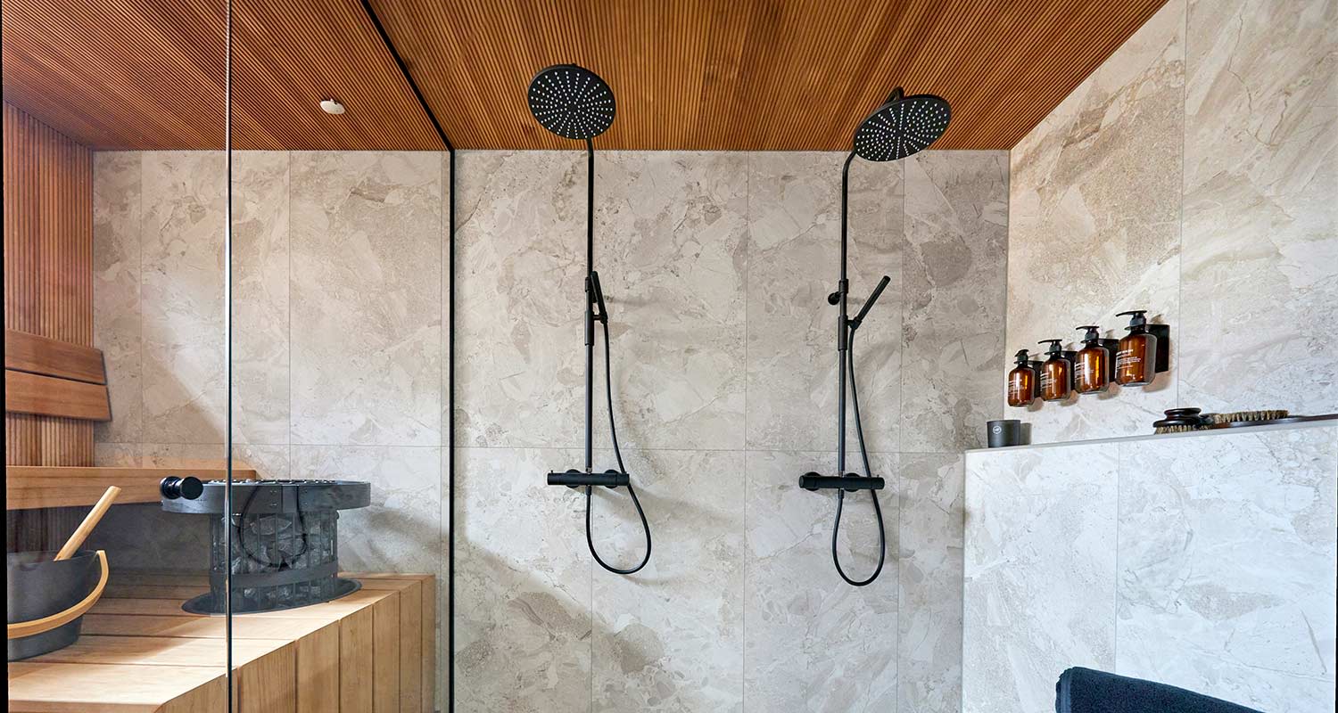 K-Raudan ja Ainoakodin kohde Villa Peak Oulun Asuntomessuilla kesällä 2025. Kuvassa kylpyhuone.