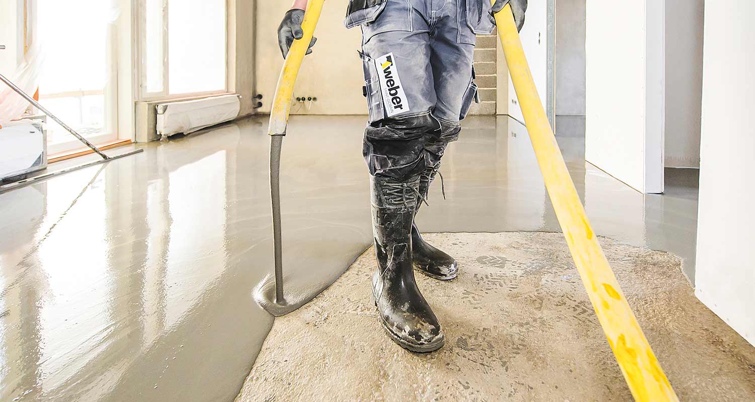 Lattian tasoitus käynnissä Weberin tuotteilla