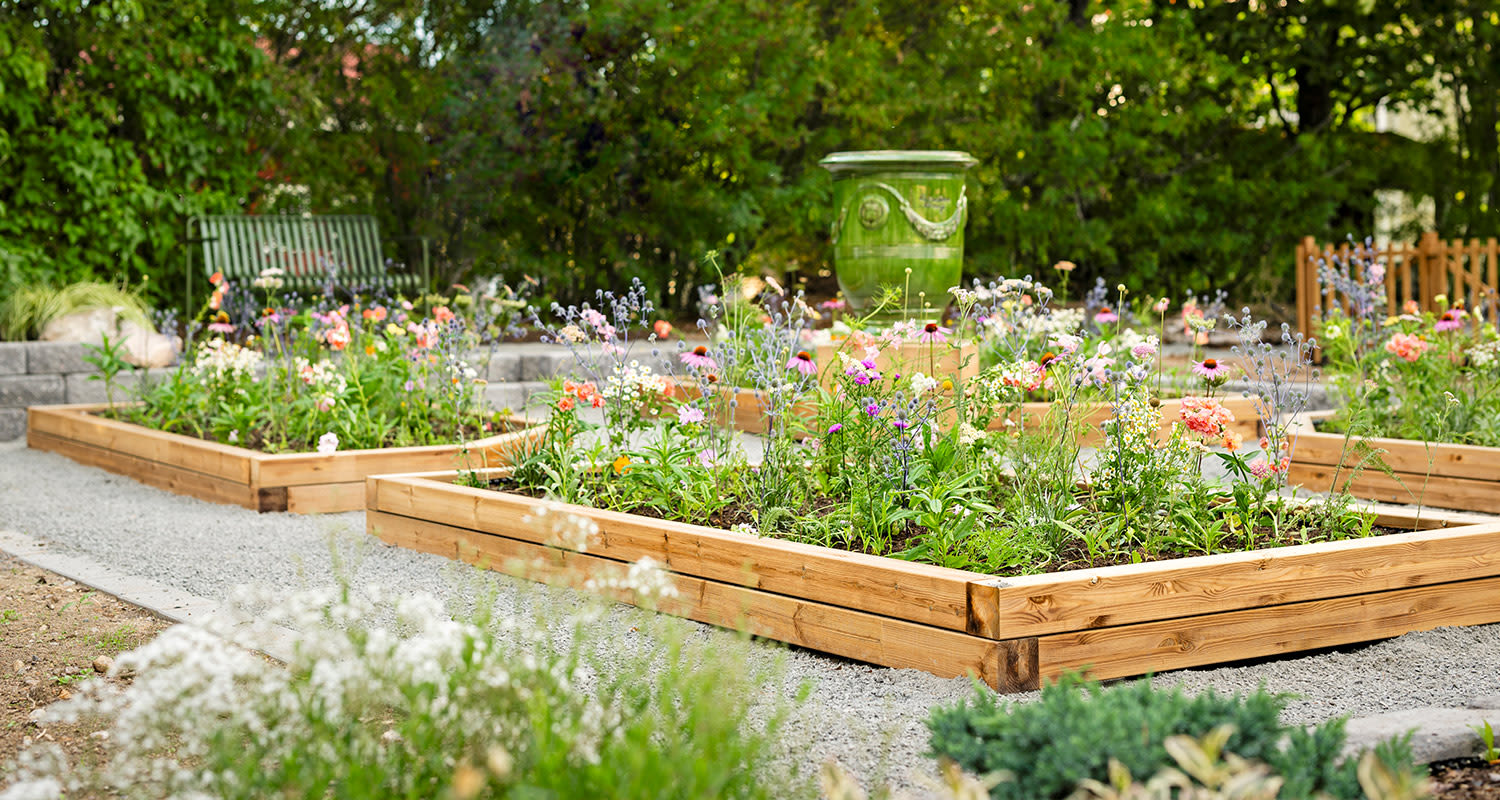 Kukkapenkin perustaminen ja korotetun kukkapenkin rakentaminen.