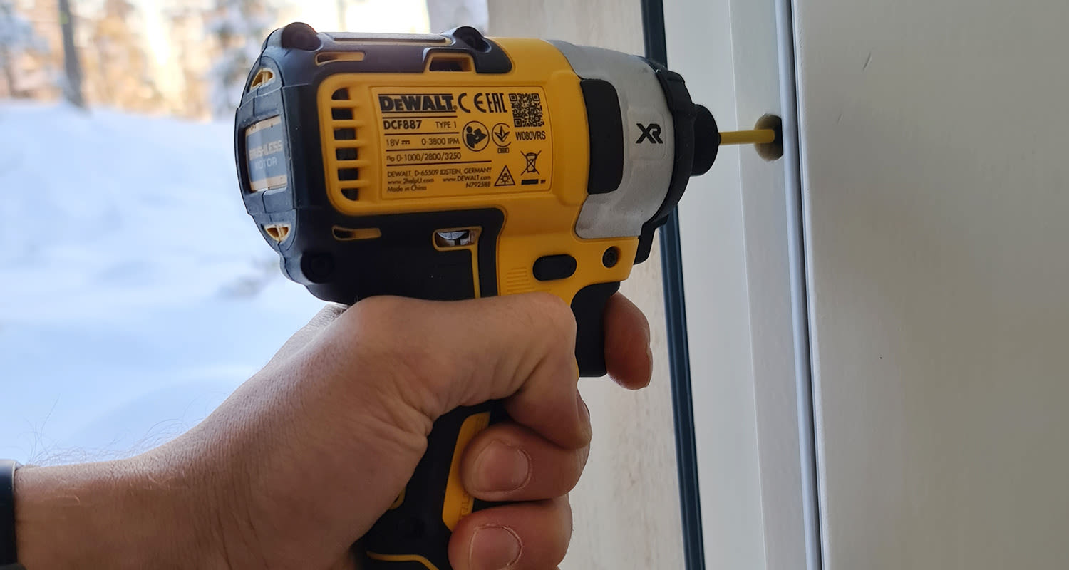 Dewalt-iskuväännin DCF887 työkäytössä K-Raudan tuotetestissä
