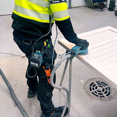 Ammattilaisella testissä akkuepäkeskohiomakone Makita BO001CGZ 40V XGT, Snickers-työvaatteet ja Solid Gear -turvakegät. Tuotteet K-Raudan valikoimista.