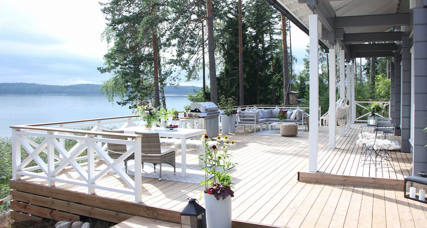 Mökkipihan terassi sisustettu K-Raudan terassikalusteilla sekä Cello-grillillä.