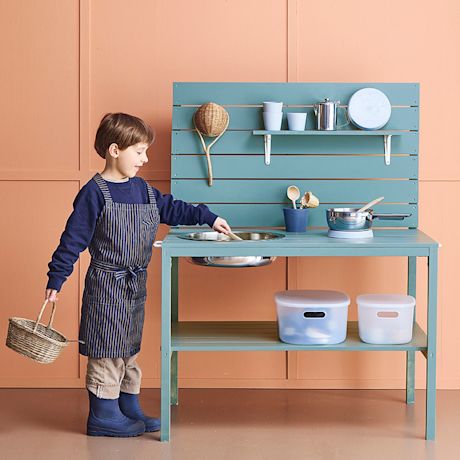 Moderni, itse tehty mutakeittiö lapselle ulkoleikkeihin