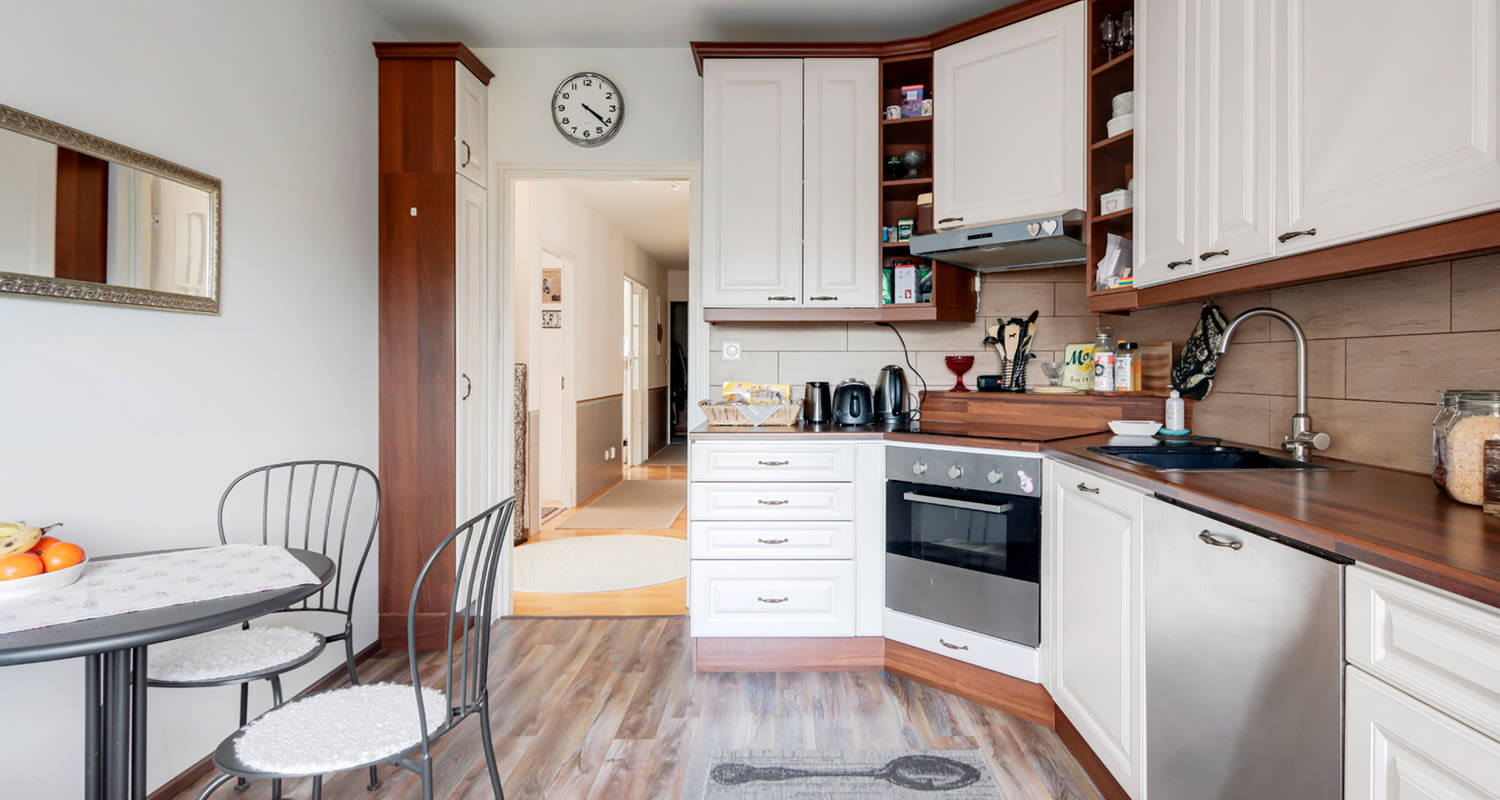 Vanha keittiö ennen remonttia keittiön ovelle päin kuvattuna.